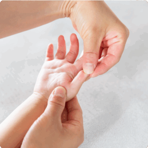 Réflexologie pédiatrique des mains – gestes légers et rassurants